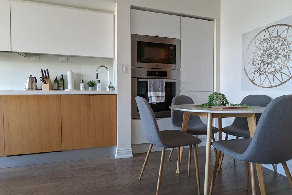 Lovely 2 Bed Condo In Downtown 토론토 외부 사진