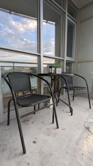 Lovely 2 Bed Condo In Downtown 토론토 외부 사진
