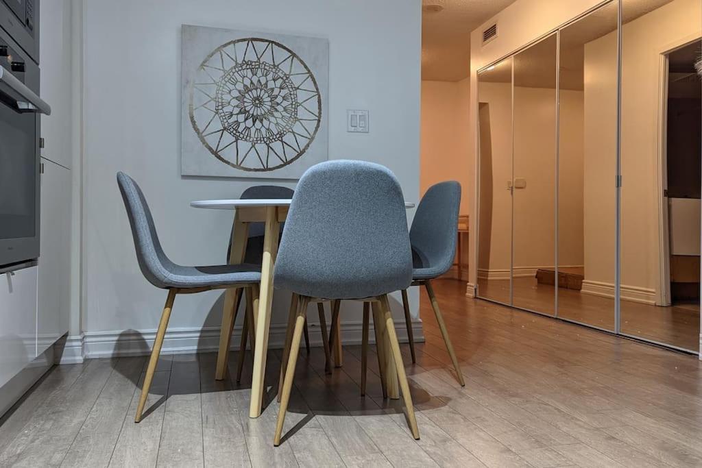 Lovely 2 Bed Condo In Downtown 토론토 외부 사진