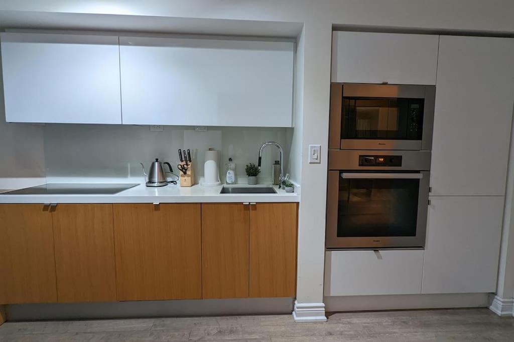 Lovely 2 Bed Condo In Downtown 토론토 외부 사진